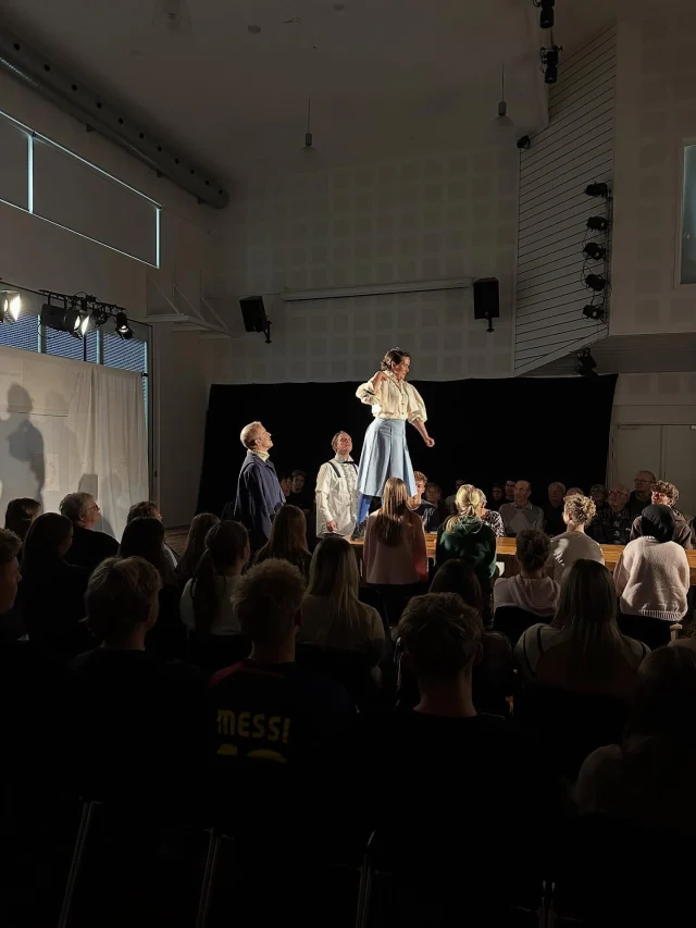 TAK til @teaterjaevn for en kæmpe præstation 💪🏻 Pontoppidans “Lykke-Per” - 800 siders roman kogt ned til halvanden times teater 👏🏻 #vgliv #teater #kanonforfatter #nobelprisvinder #stx