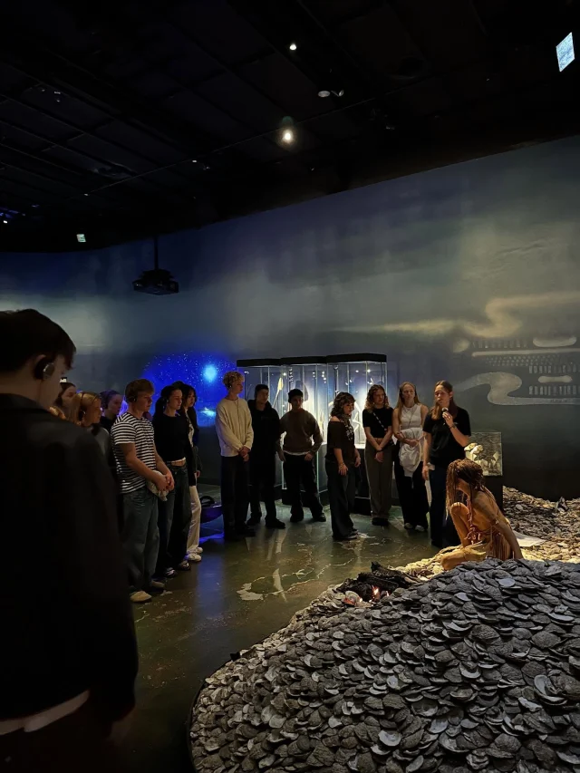 Traditionen tro var 1.g’erne i går på Moesgaard som en del af introen i studieretningsklasserne. De hørte om kvindernes historie - fra Tybrindpigen til Margrethe den 1. 👑💪🏻#vgliv