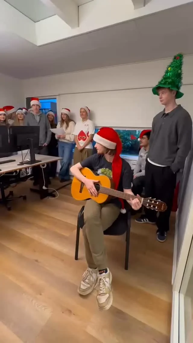 En hilsen til Søren (på kontoret) fra nissen ♥️🎄🎅🏻 #vgliv #julpåvg25