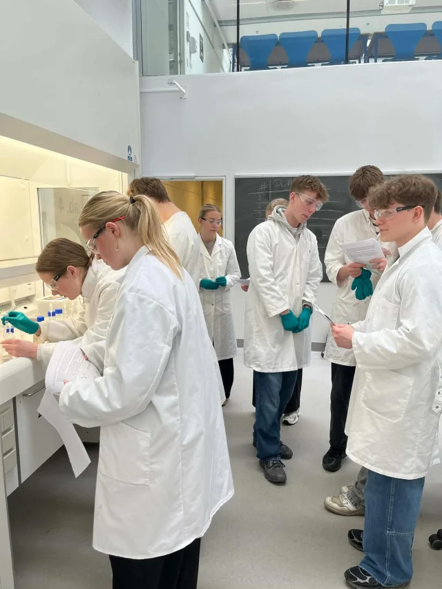 3v på SDU 🧠 Der fremstilles aromatiske estre/duftstoffer 🧪😎 #vgliv