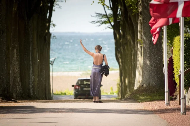 Fredag den 1. maj afholdes Gallafest på VG. Vi starter kl. 19.30 med underholdning af Djämes Braun. Derefter er der eksotiske barer, livemusik, diskotek og ikke mindst 3g’ernes Les Lanciers. Festen slutter kl. 01.30. Festen er åben for tidligere elever, nuværende elever (med 1 gæst) og forældre. Elever fra Det Blå Gymnasium har også adgang.
Billetprisen er 100 kr. Billetter sælges kun i forsalg. Billetter til nuværende elever, gæster og forældre købes via link til billetsystem på Lectio under punktet ”Aktuel information”. Billetter til gamle elever - se link i bio. DBG-elever kan købe billetter via link til billetsystem på deres Lectio. Billetsalg slutter den 1. maj kl. 19.30 🌱💃🕺#vgliv