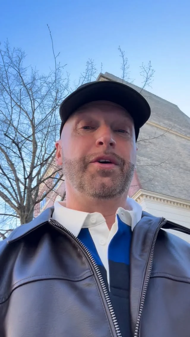 En hilsen fra Djämes Braun der GLÆDER sig til at have en fest på VG 🕺💃🪩 Han kan opleves til GALLA den 1. maj kl. 19:30 💥 @djamesbraun #vgliv